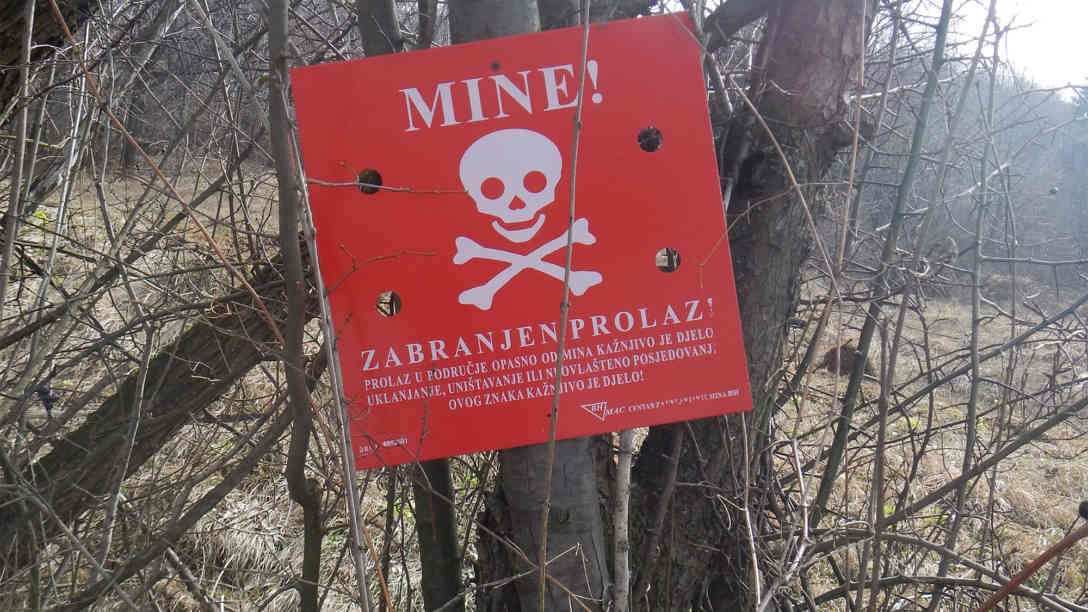 Solche Warnschilder am Rand von Minenfeldern finden sich noch in vielen Teilen Bosnien-Herzegowinas. Foto: BR | Eldina Jasarevic