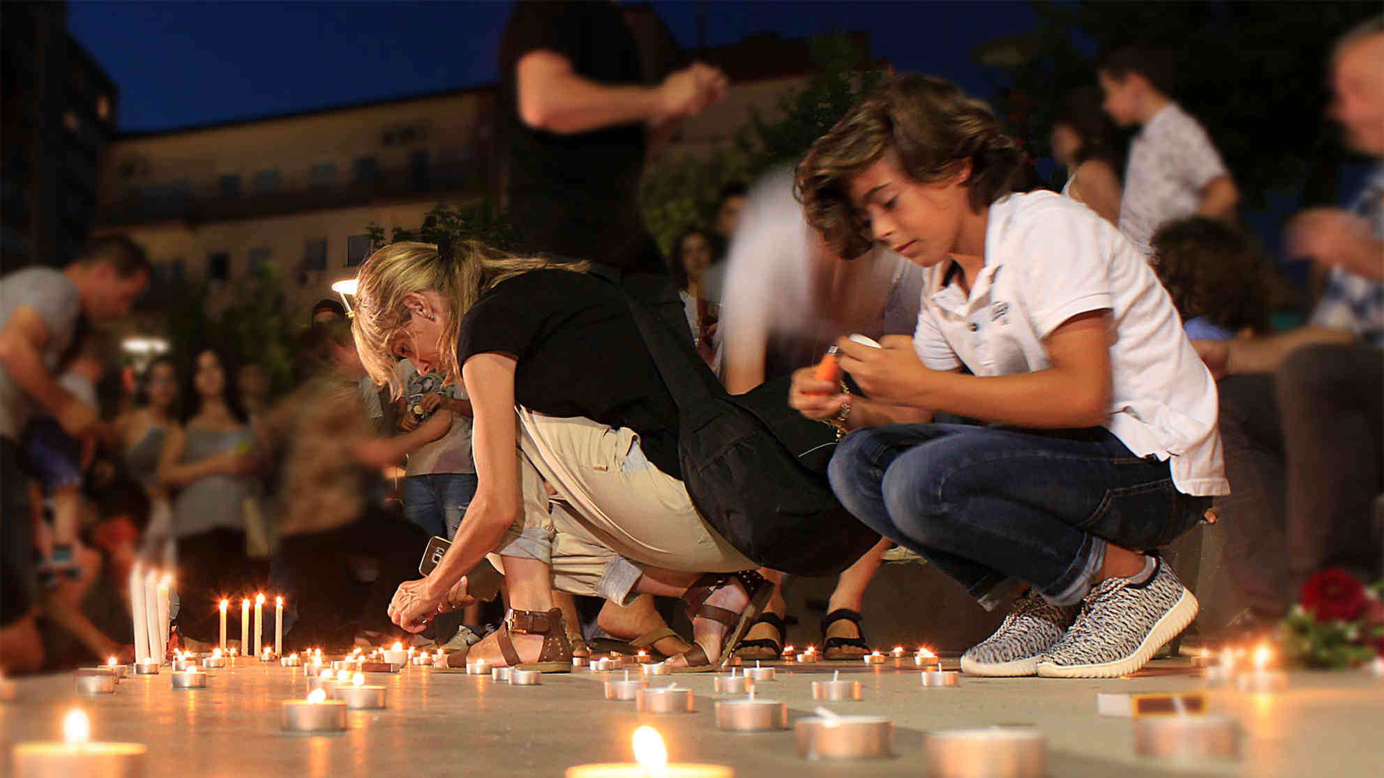 Die Einwohner Pristinas zünden für die Opfer des Terroranschlags in München Kerzen an und beten für die Verletzten. Foto: BR | Besnik Hamiti