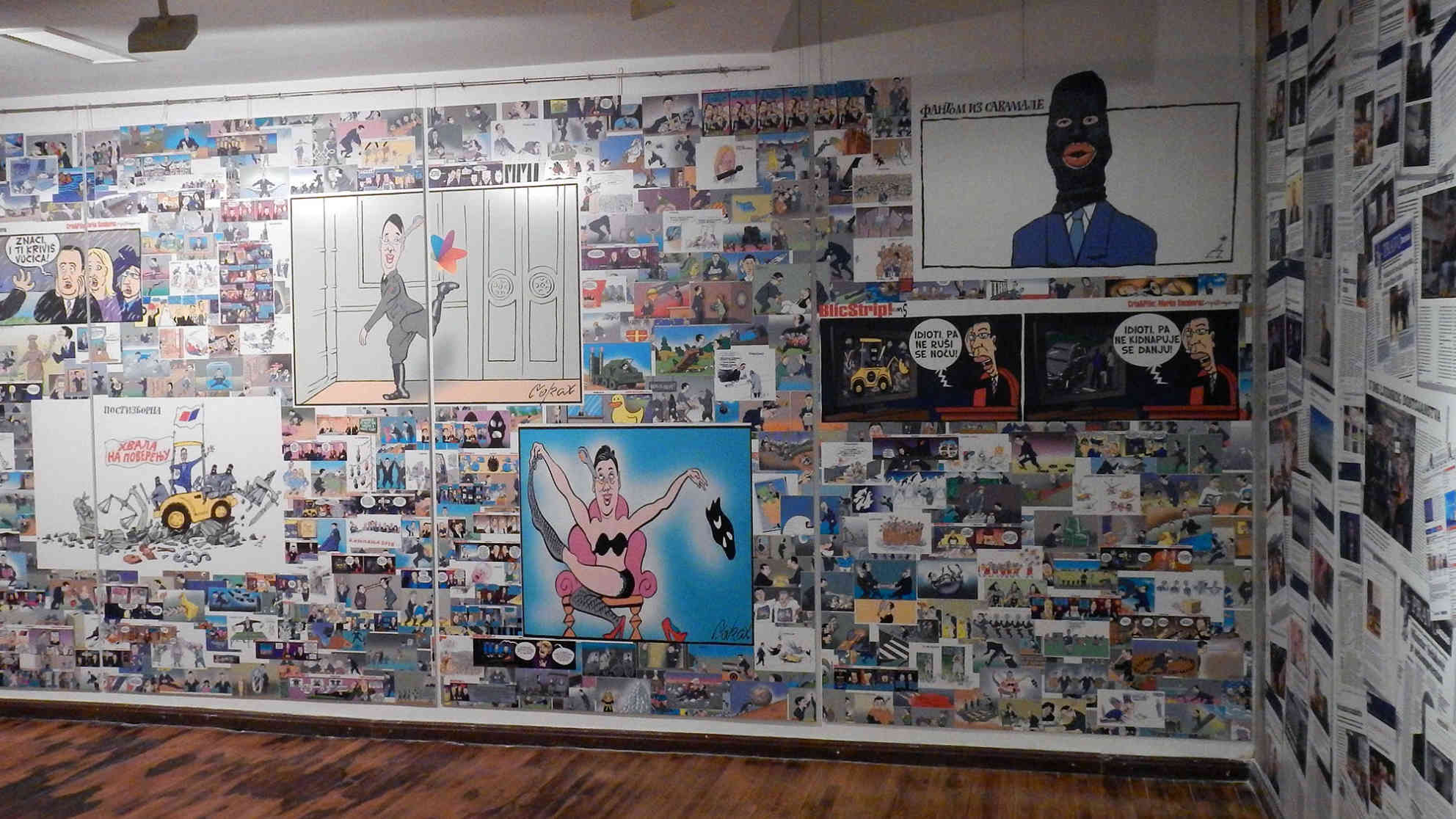 Angebliche Beweise aus der Presse, dass es in Serbien keine Zensur gibt: Karikaturen und Cartoons „gegen“ Premier Vucic und seine Gefolgschaft von bekannten Autoren, u.a. von Corax („Danas“), Dusan Petricic („Poliitka“) und Marko Somborac („Blic“). Foto: BR | Dejan Stefanovic