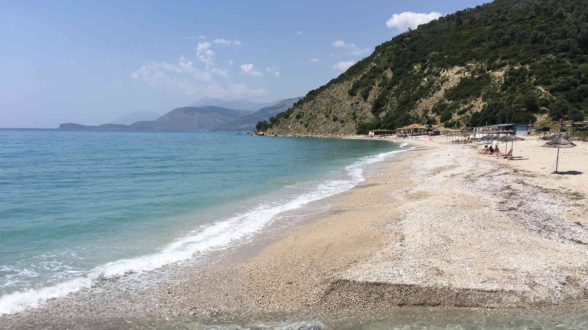 Von Überfüllung weit entfernt: Badestrand an der albanischen Adriaküste. Foto: BR | Michael Mandlik