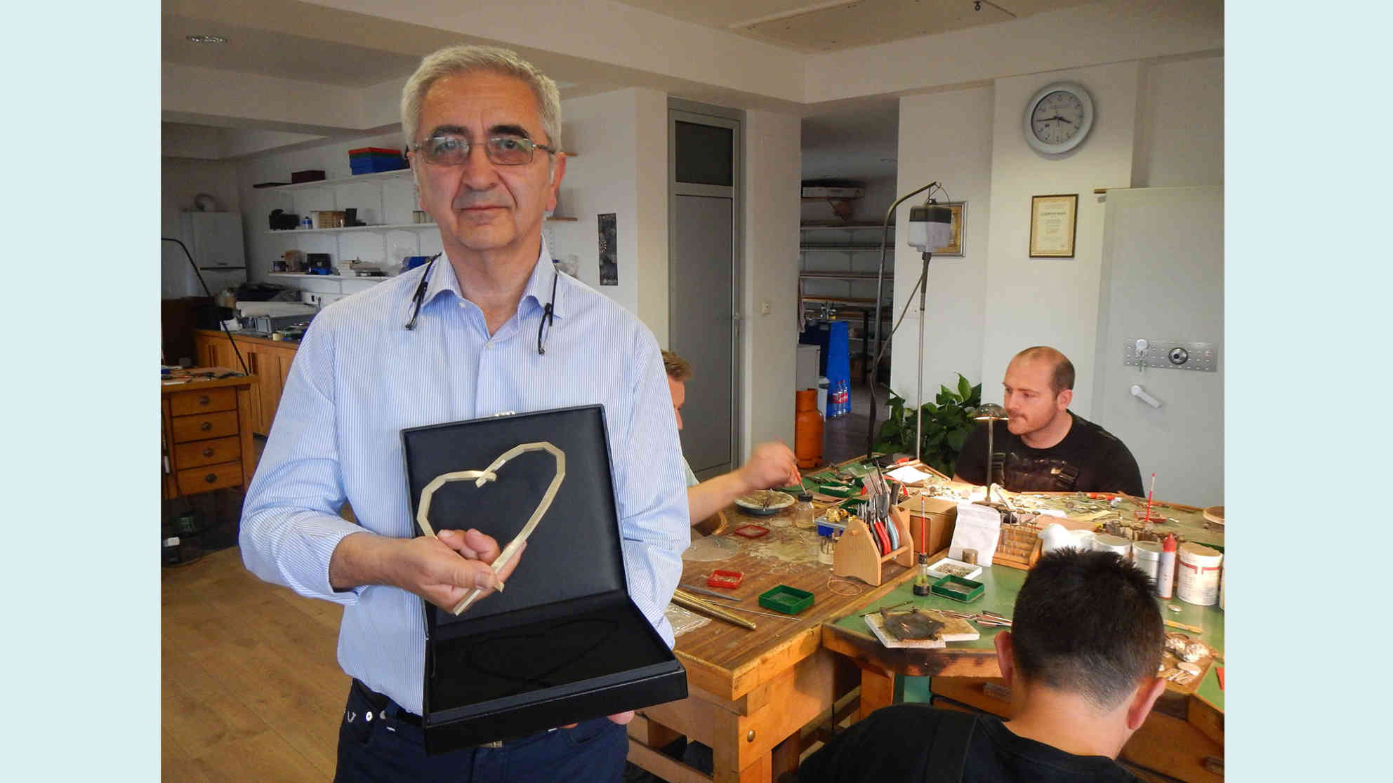 Senad Sofic, der ältere Bruder, in der Werkstatt mit dem „Herz von Sarajevo“, dem Hauptpreis des Sarajevo Film Festivals. Foto: BR | Eldina Jasarevic