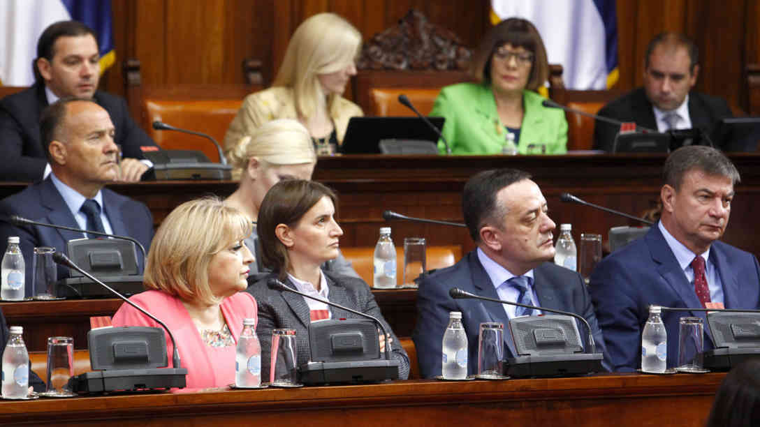 Ana Brnabic (1. Reihe, 2. v.l.) lebt homosexuell und ist die erste Ministerin in der Geschichte Serbiens, die das auch öffentlich thematisiert. Foto: Djordje Kojadinovic