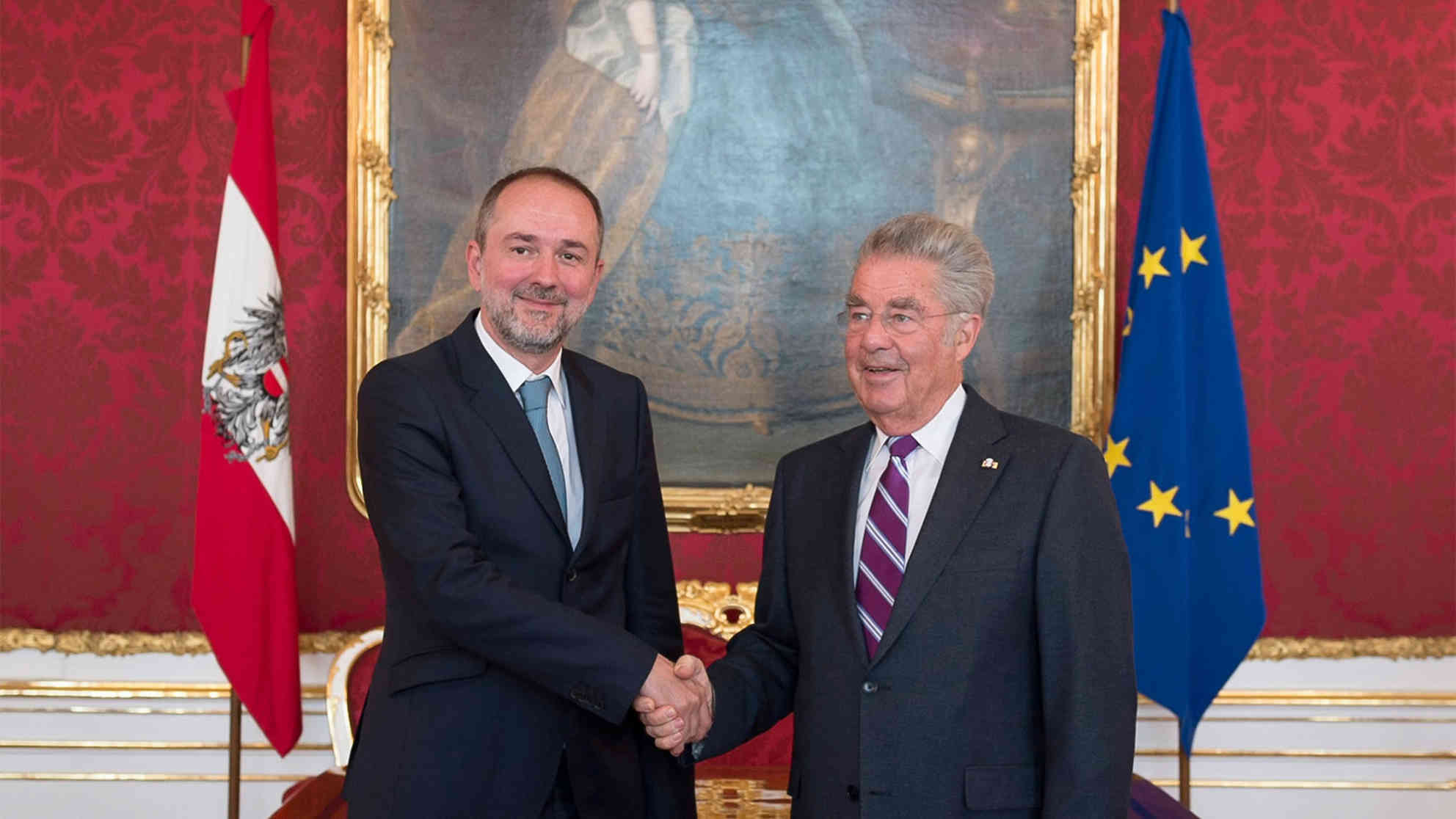 Am 25. Mai 2016 wurde Thomas Drozda (l.) von Bundespräsident Heinz Fischer (r.) in der Präsidentschaftskanzlei als Bundesminister für Kunst und Kultur, Verfassung und Medien angelobt. Foto: Carina Karlovits | BKA/HBF