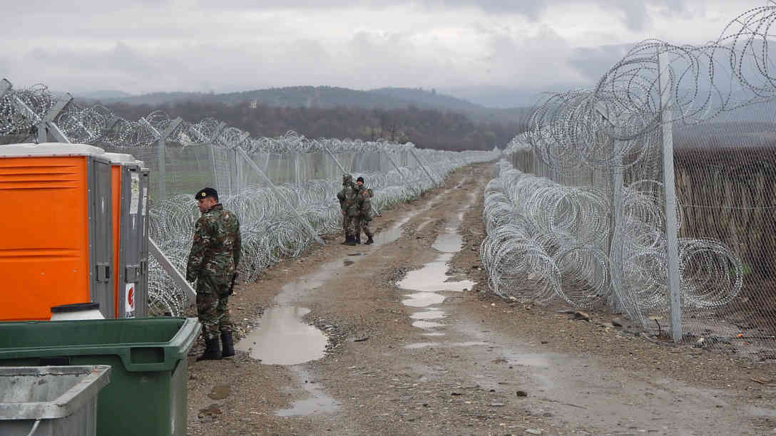 Im Zuge der Flüchtlingskrise wurden wieder Zäune in Europa hochgezogen - so auch an der griechisch-mazedonischen Grenze. Foto: BR | Schaban Bajrami