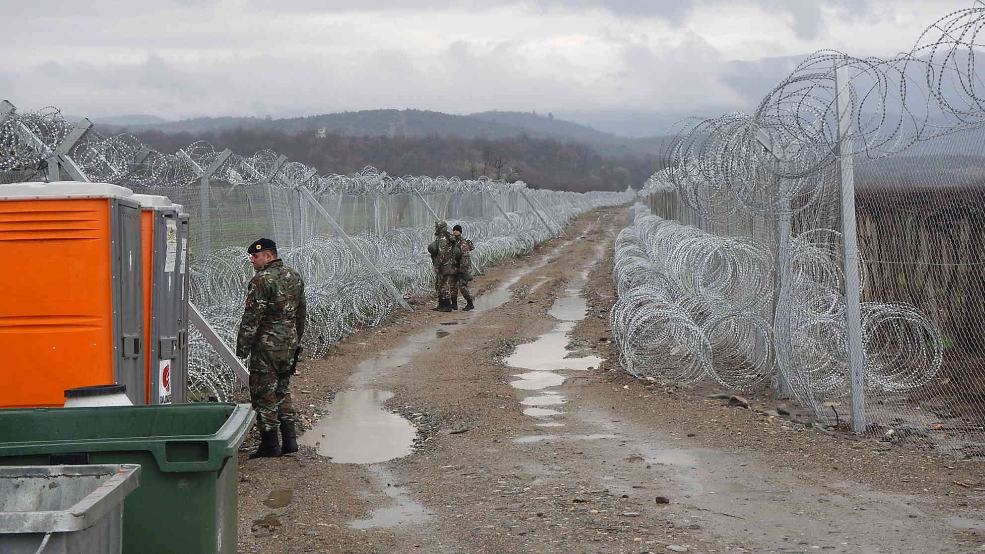 Im Zuge der Flüchtlingskrise wurden wieder Zäune in Europa hochgezogen - so auch an der griechisch-mazedonischen Grenze. Foto: BR | Schaban Bajrami