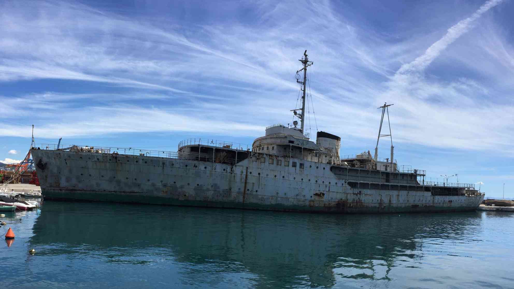 Seit Jahren liegt Titos einstiges Prachtschiff, die Galeb, im Hafen von Rijeka. Die Stadt will es zur Begegnungsstätte, Hostel und Museum ausbauen. Foto: BR | Gordan Godec