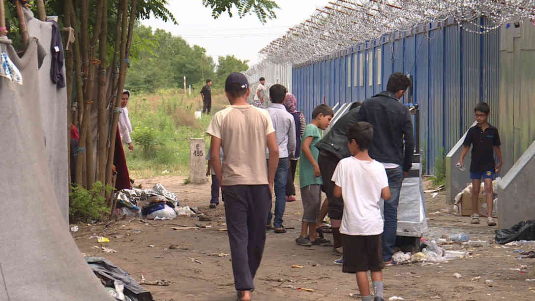 Improvisiertes Flüchtlingslager am serbisch-ungarischen Grenzübergang Horgos-Röszke. Foto: BR