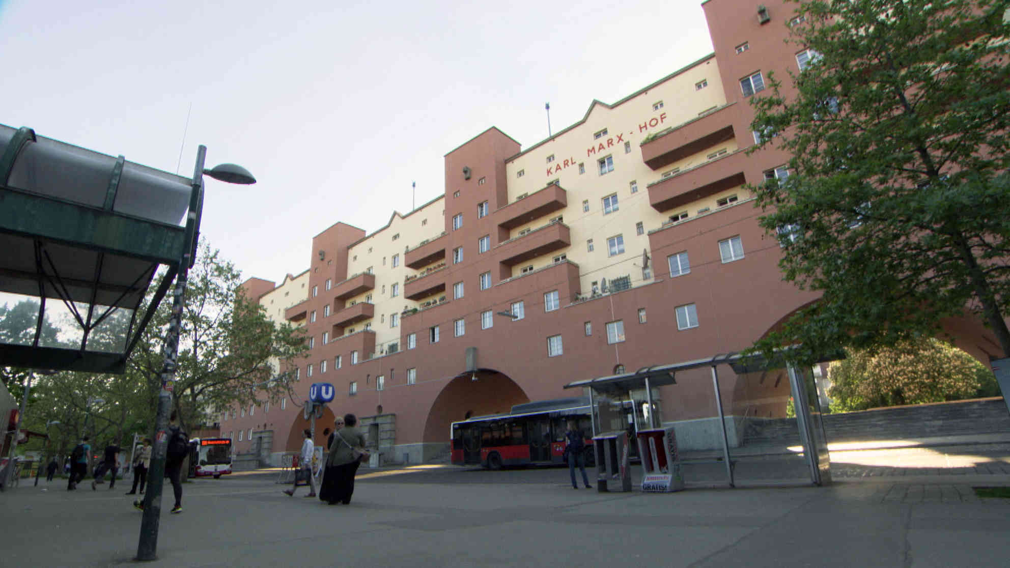 Der Karl Marx-Hof im 19. Bezirk - eines der bekanntesten Beispiele für sozialen Wohnbau in Wien. Foto: BR | Alex Goldgraber