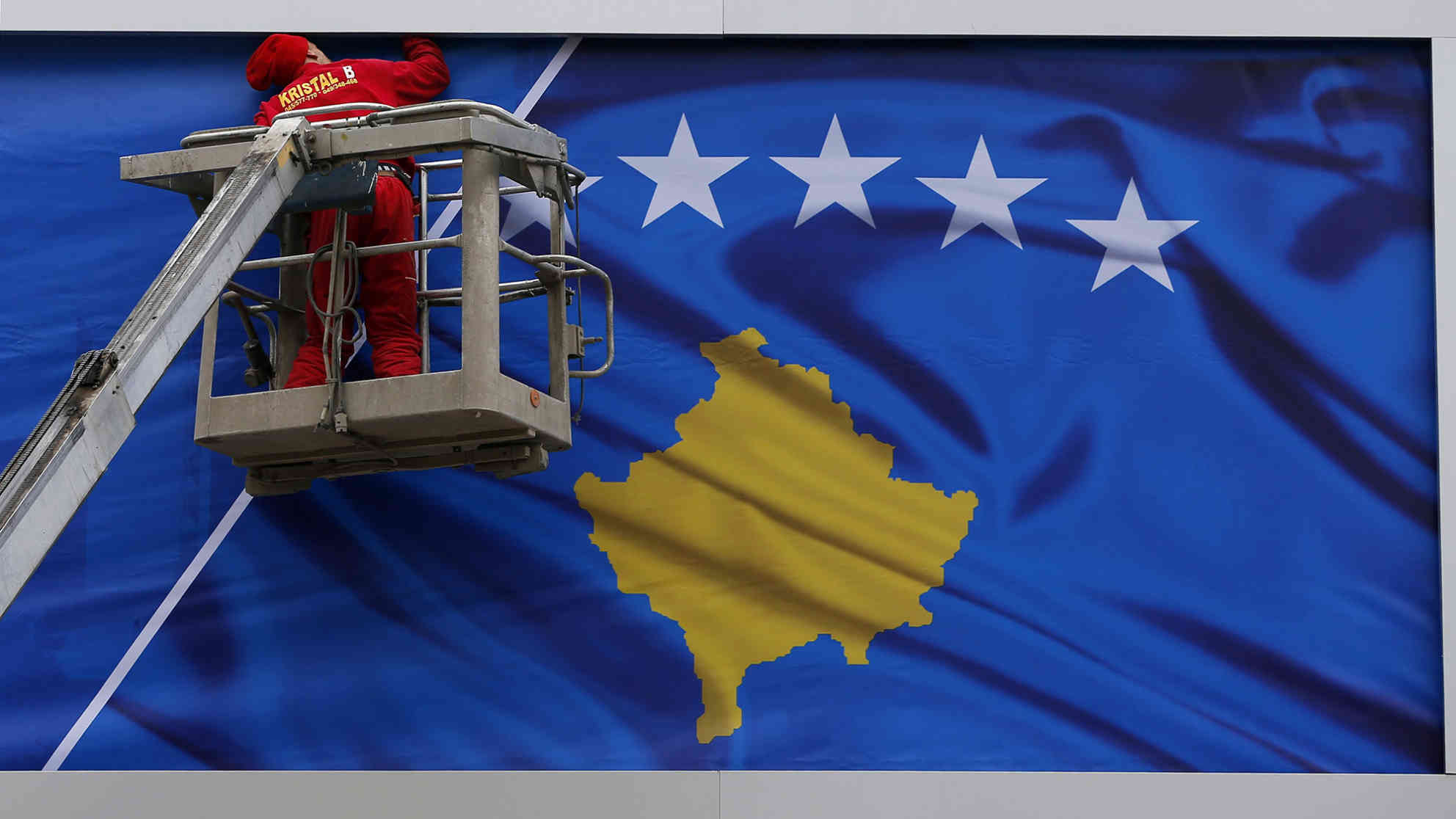 Auf der kosovarischen Flagge sieht man den Länderumriss des Kosovo. Foto: picture alliance/dpa