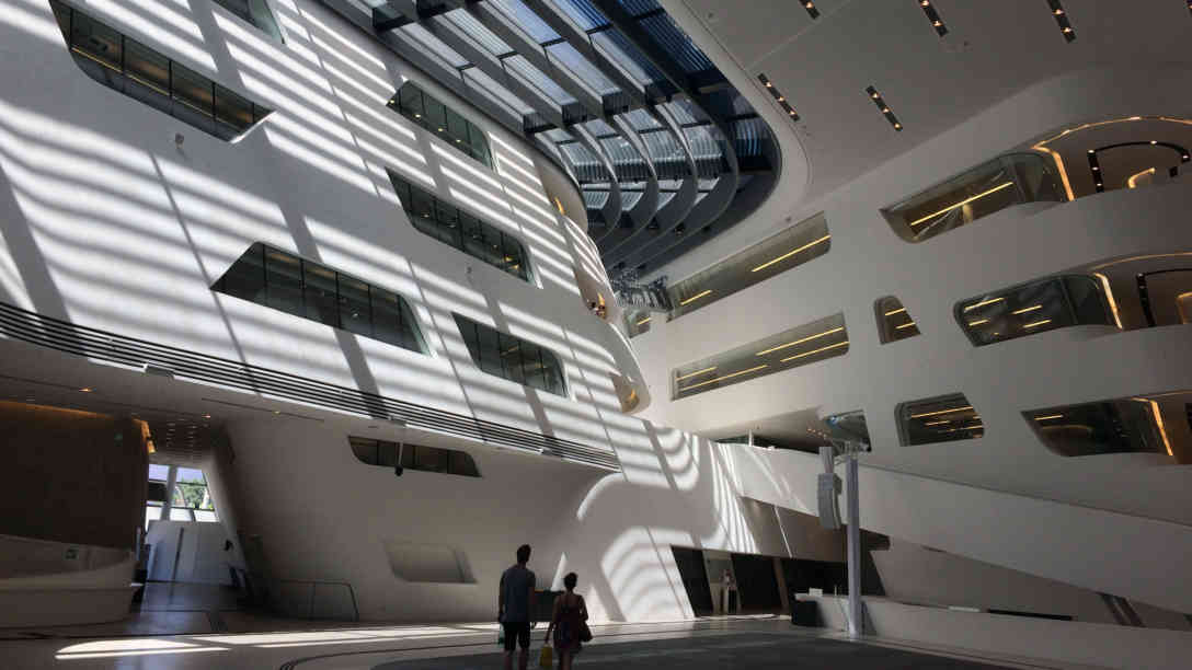 Der von Zaha Hadid gestaltete Innenraum der Bibliothek auf dem WU-Campus erinnert an ein Raumschiff. Foto: BR | Till Rüger