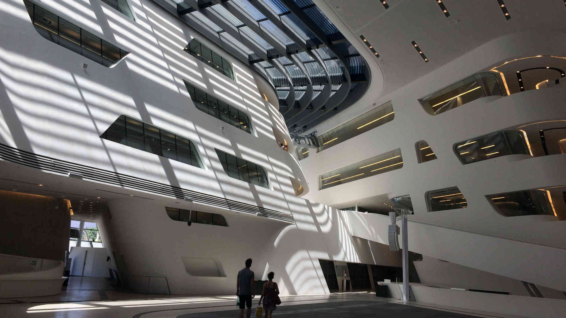 Der von Zaha Hadid gestaltete Innenraum der Bibliothek auf dem WU-Campus erinnert an ein Raumschiff. Foto: BR | Till Rüger