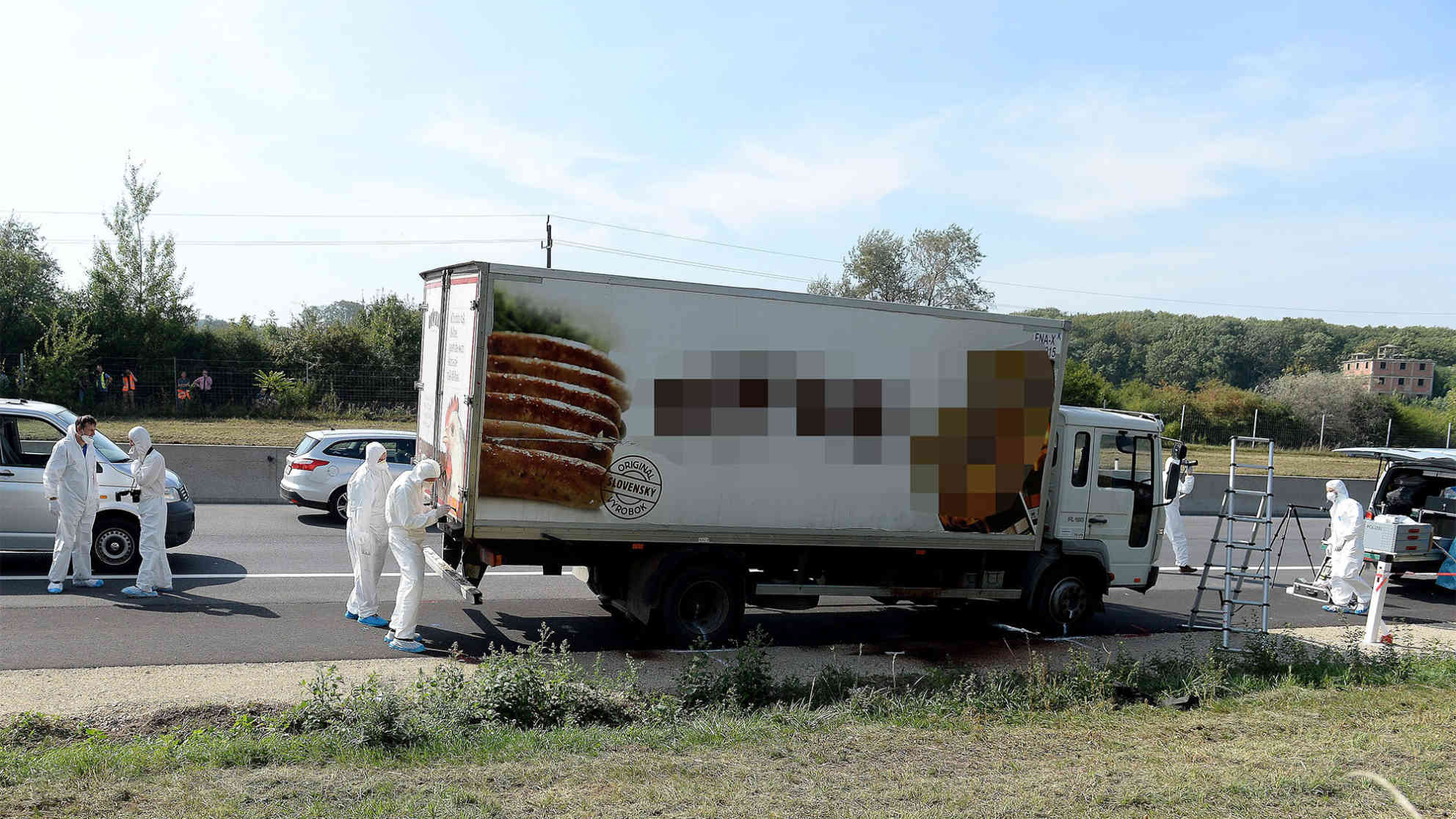 Am 27. August 2015 entdeckten Polizisten in einer Pannenbucht an der Autobahn 4 in der Nähe von Parndorf den Laster. Nächste Woche startet in Ungarn der Prozess gegen die Schlepper und Hintermänner. Foto: picture-alliance | dpa