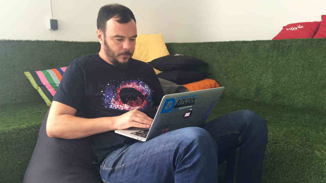 Luka Susic ist der Geschäftsführer des HUB385. Das Co-Working-Haus wurde erst vor einigen Monaten eröffnet. Und schon haben sich 100 junge Unternehmer angesiedelt. Foto: BR | Leon Stebe