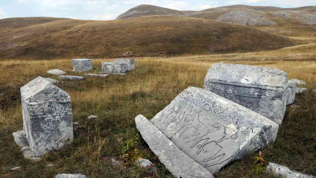 Mittelalterliche Stecci in der Nekropolis Cengica Bara in Kalinovik in Bosnien-Herzegowina. Foto: picture-alliance | dpa