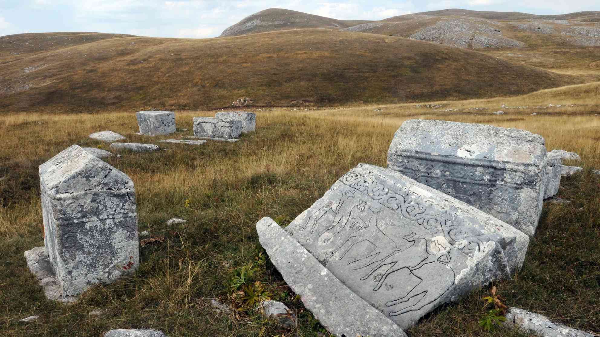 Mittelalterliche Stecci in der Nekropolis Cengica Bara in Kalinovik in Bosnien-Herzegowina. Foto: picture-alliance | dpa