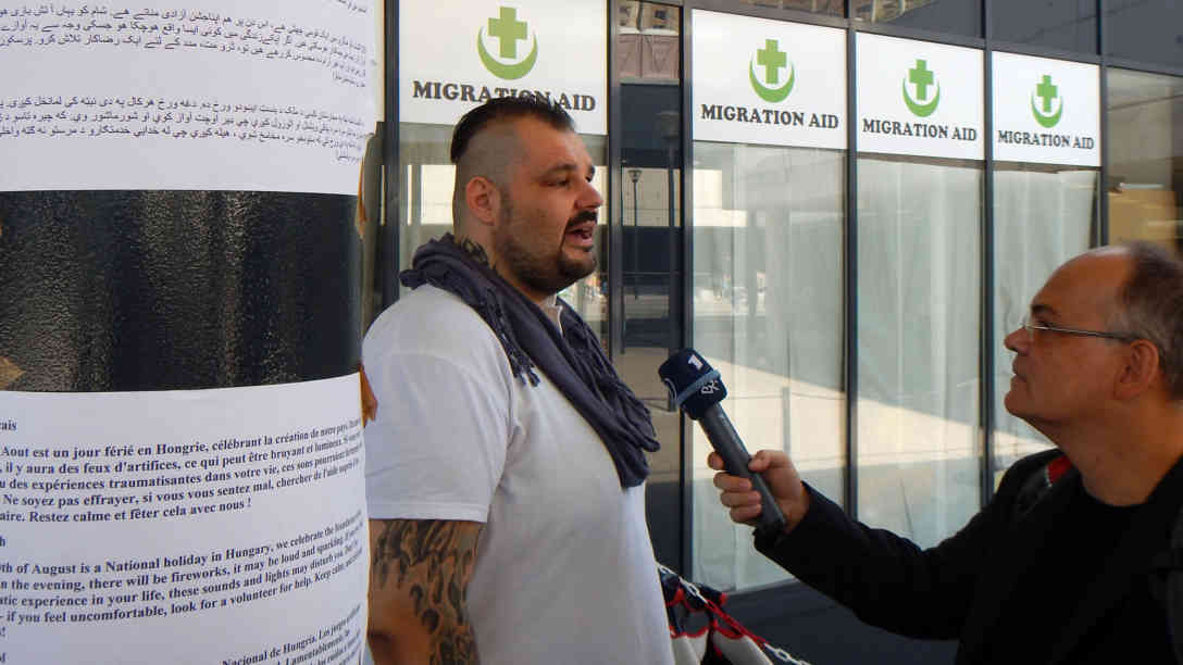 Vor einem Jahr am Budapester Ostbahnhof - 'Baba' organisierte Hilfe, wo die Regierung Zäune baute und gegen Flüchtlinge hetzte. Foto: BR | Attila Poth