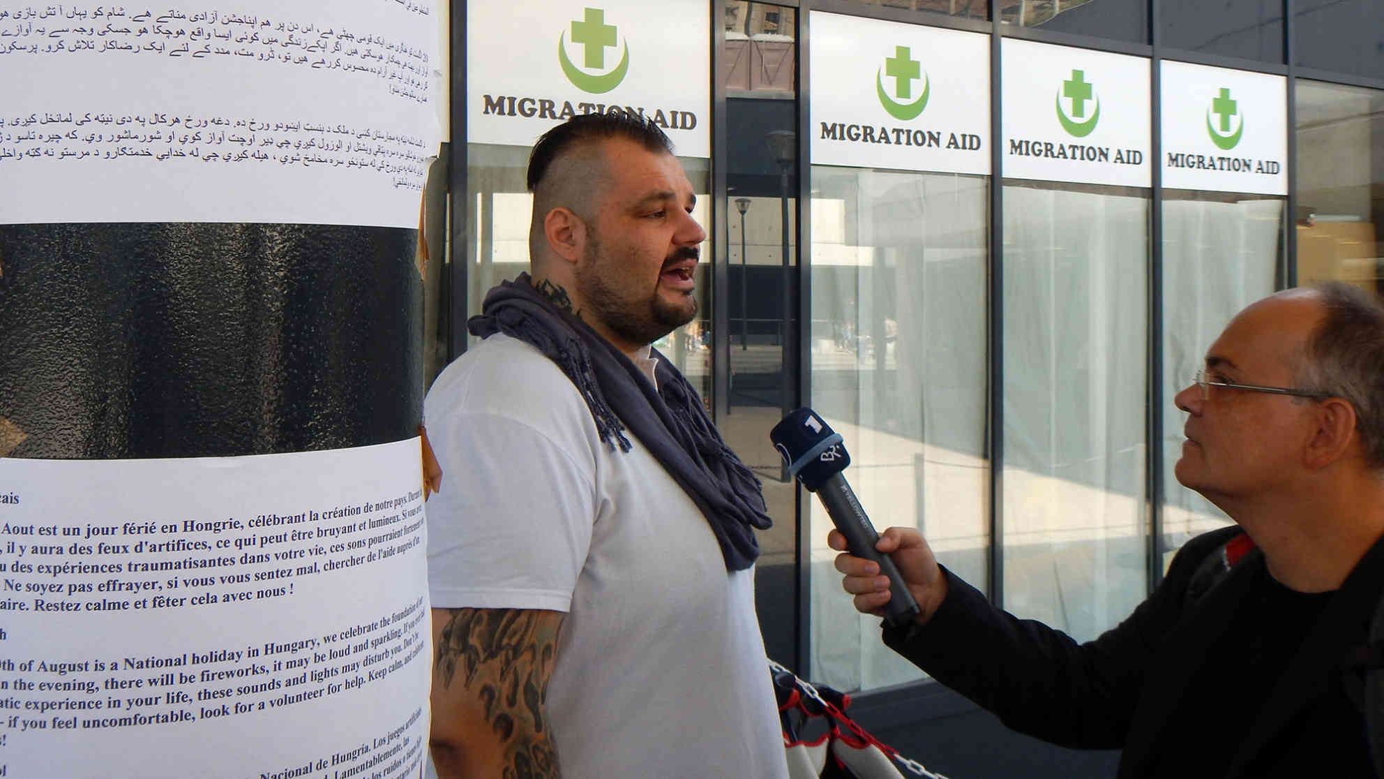 Vor einem Jahr am Budapester Ostbahnhof - 'Baba' organisierte Hilfe, wo die Regierung Zäune baute und gegen Flüchtlinge hetzte. Foto: BR | Attila Poth