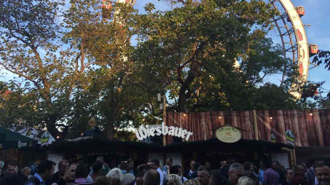 Wiesn-Gaudi unterm Riesenrad. Foto: BR | Michael Mandlik