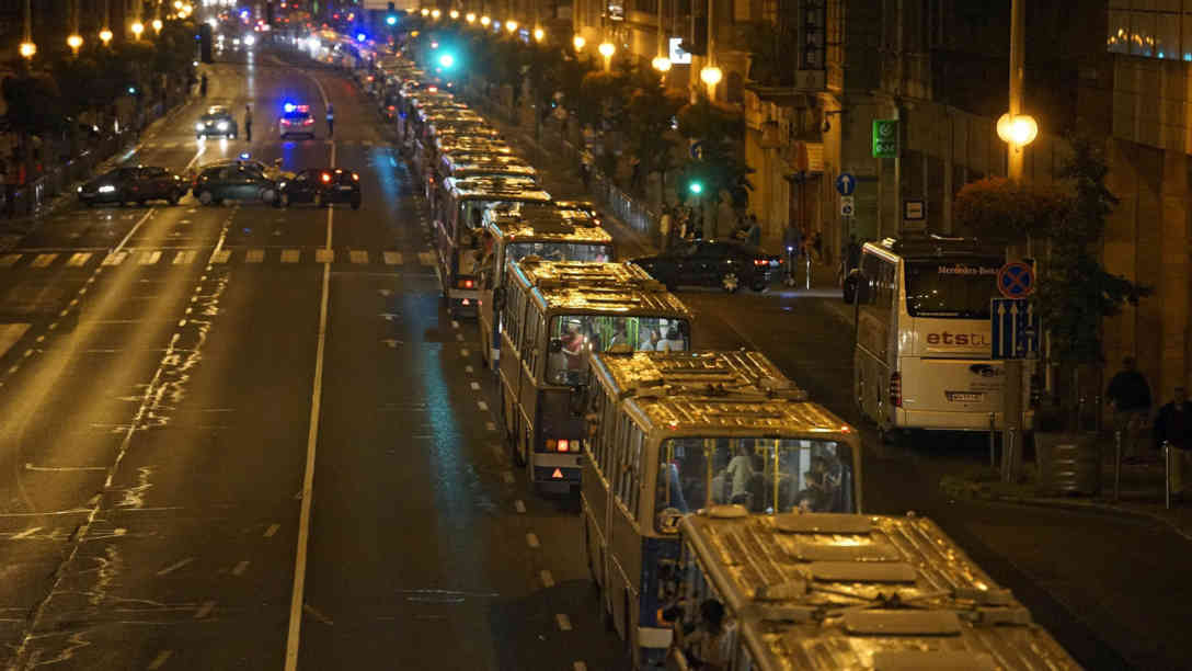 Die ungarische Regierung lässt die am Ostbahnhof in Budapest gestrandeten Flüchtlinge mit Bussen an die ungarisch/österreichische Grenze bringen (Nacht 4./5. Sep. 2015). Foto: picture alliance | dpa