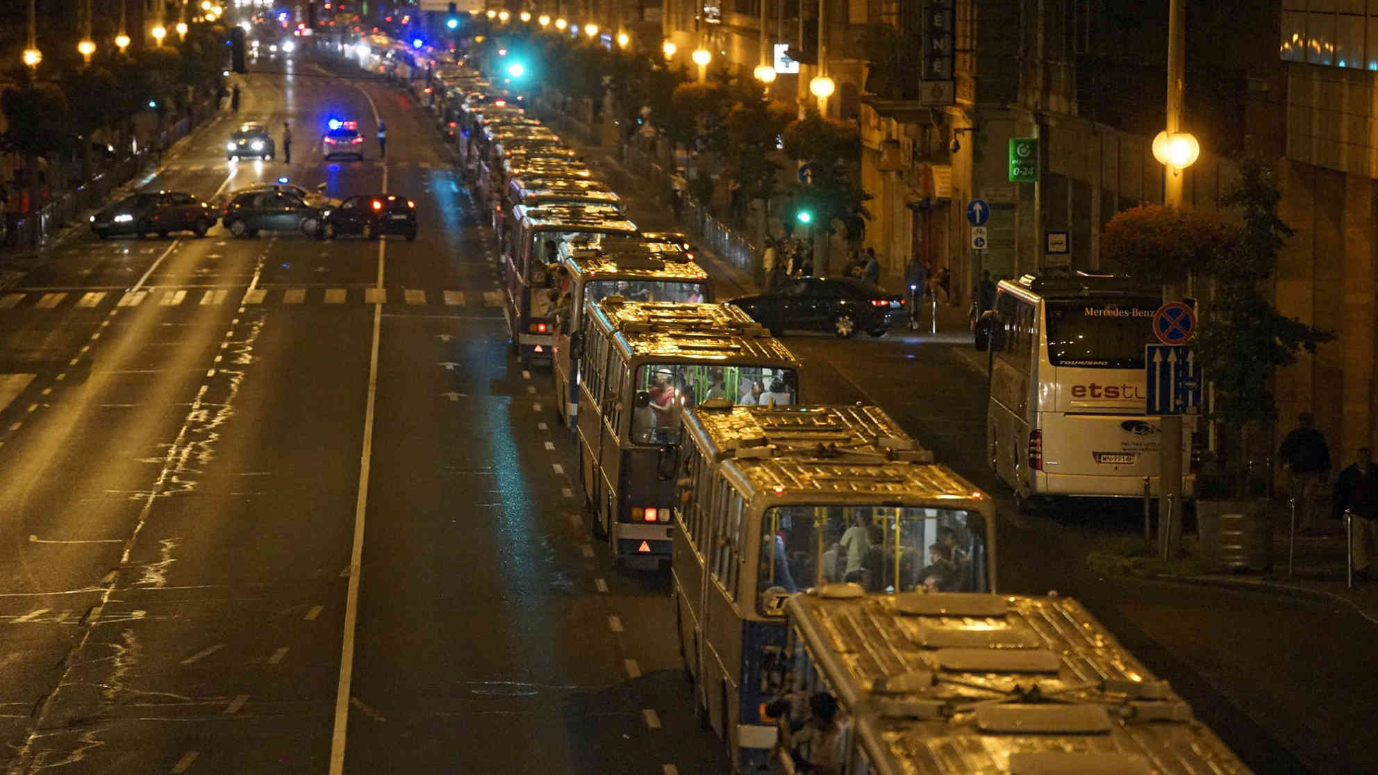 Die ungarische Regierung lässt die am Ostbahnhof in Budapest gestrandeten Flüchtlinge mit Bussen an die ungarisch/österreichische Grenze bringen (Nacht 4./5. Sep. 2015). Foto: picture alliance | dpa