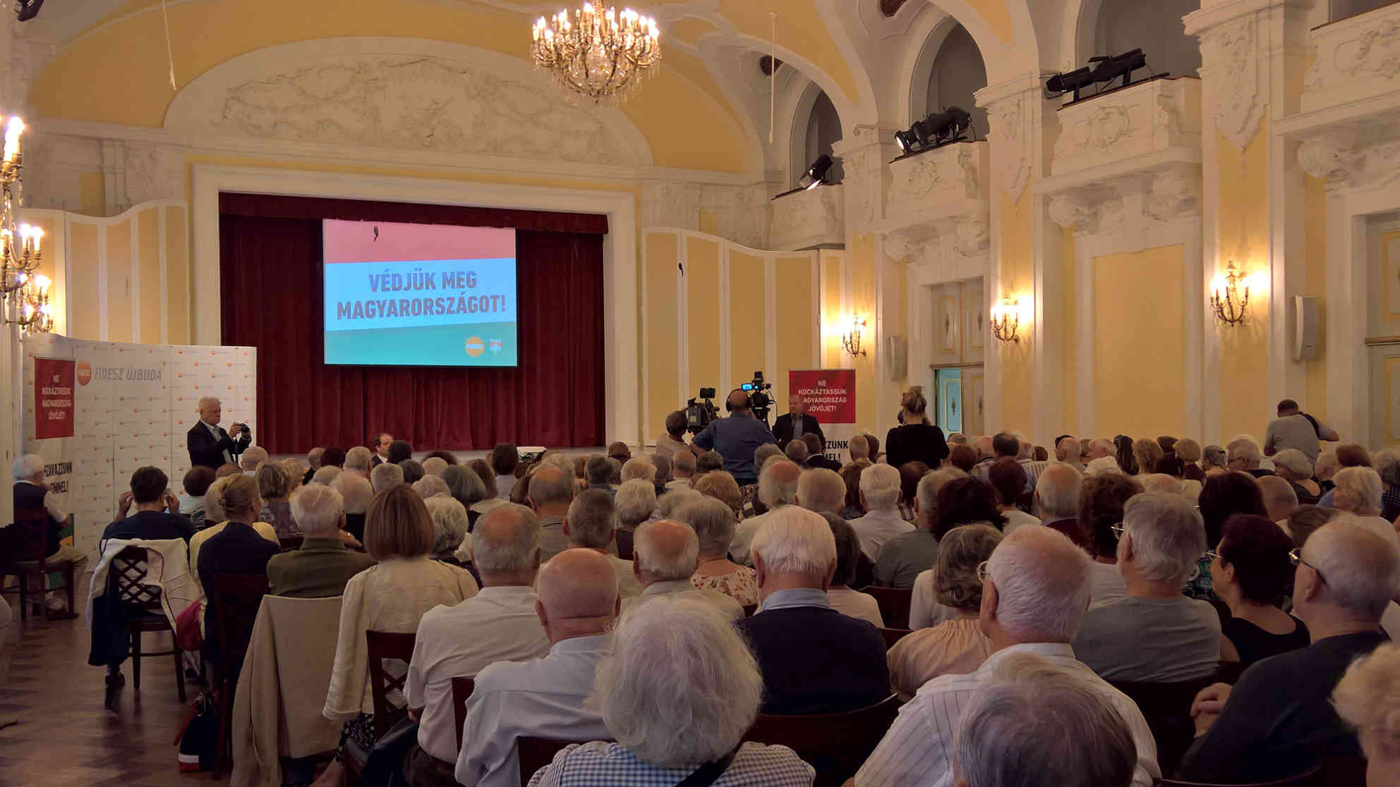 'Verteidigen wir Ungarn!' - mit diesem Slogan wirbt die ungarische Regierung für das Flüchltingsreferendum. Foto: BR | Attila Poth