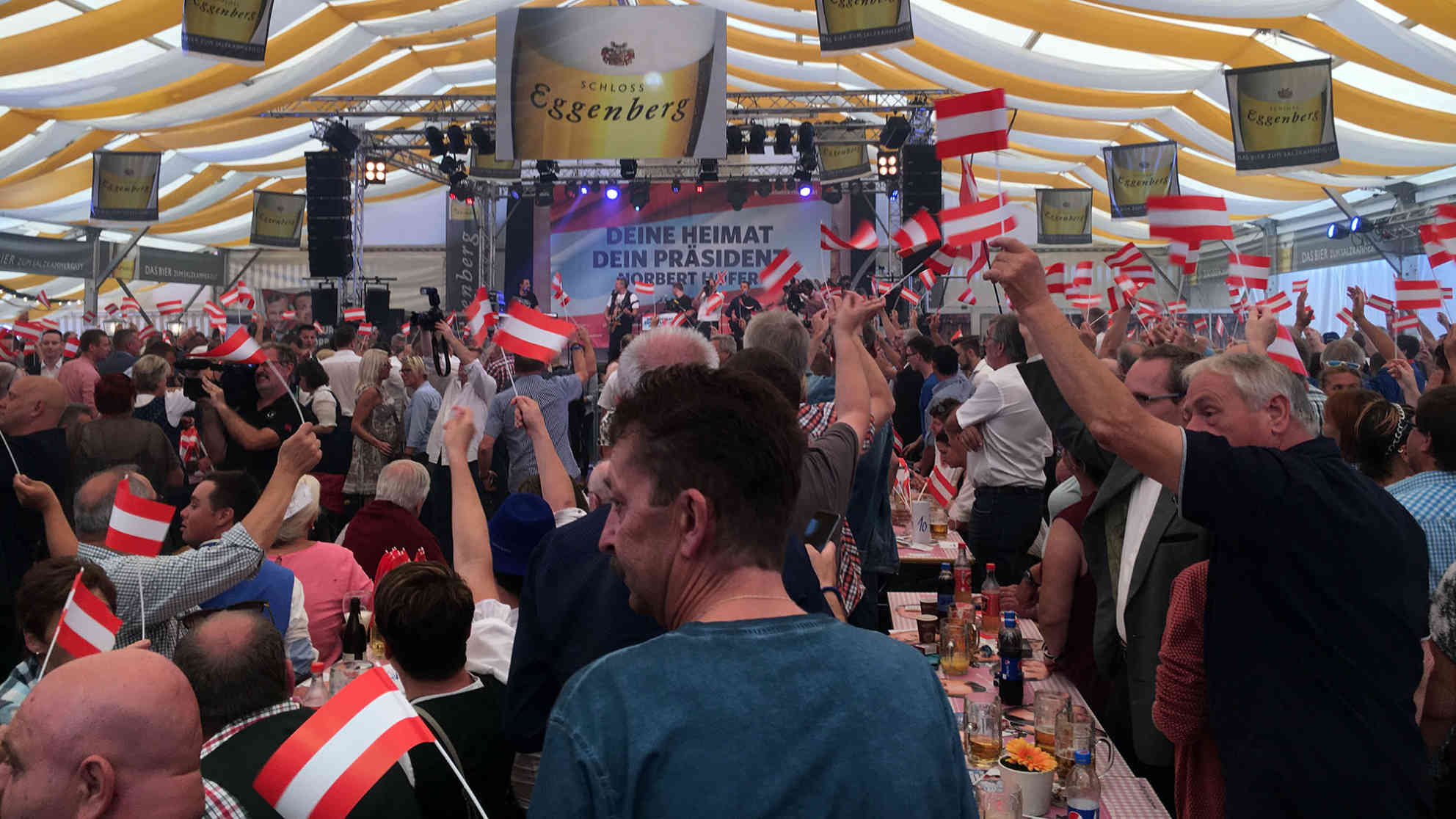 Fähnchen für Norbert Hofer: FPÖ-Wahlkampf im Bierzelt in Wels. Foto: BR | Ralf Borchard