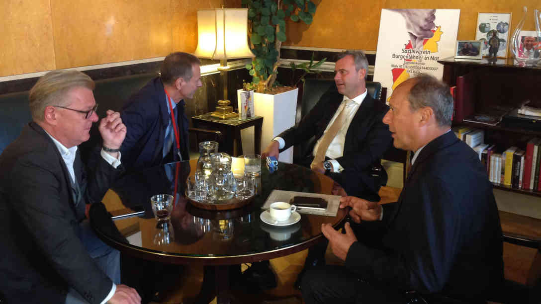 Im Gespräch vor dem Interview (von links): FPÖ-Sprecher Martin Glier, ARD-Korrespondent Ralf Borchard, Präsidentschaftskandidat Norbert Hofer, ARD-Korrespondent Michael Mandlik. Foto: BR | Adrian Klinkan