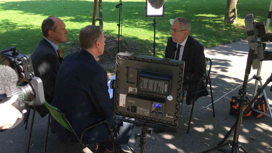Im Volksgarten Wien stellt sich Pundespräsidentenkandidat Alexander Van der Bellen den Fragen von Ralf Borchard und Michael Mandlik. Foto: BR | Tamara Link