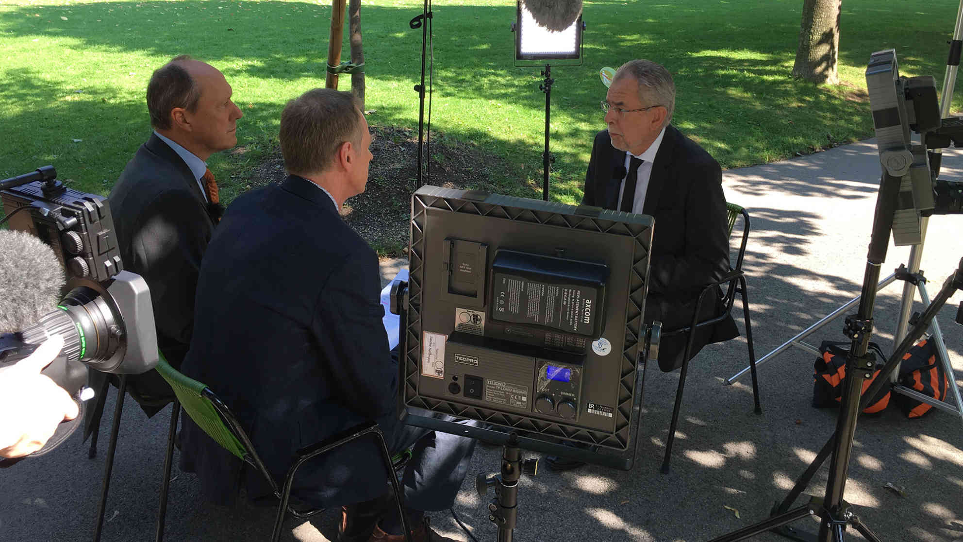 Im Volksgarten Wien stellt sich Pundespräsidentenkandidat Alexander Van der Bellen den Fragen von Ralf Borchard und Michael Mandlik. Foto: BR | Tamara Link