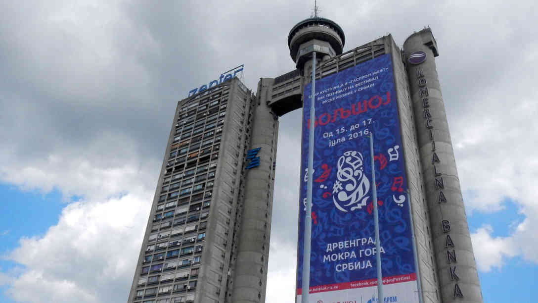 Jugoslawischer Brutalismus: Der Genex Turm bzw. Westturm der Stadt. Der 1980 eröffnete Wohn- und Büroturm der ehemals staatlichen Im- und Exportfirma Genex gehört zu den Symbolen des jugoslawischen Brutalismus. Ein eigenständiger Architekturstil in der Tito-Ära. Foto: BR | Dejan Stefanovic