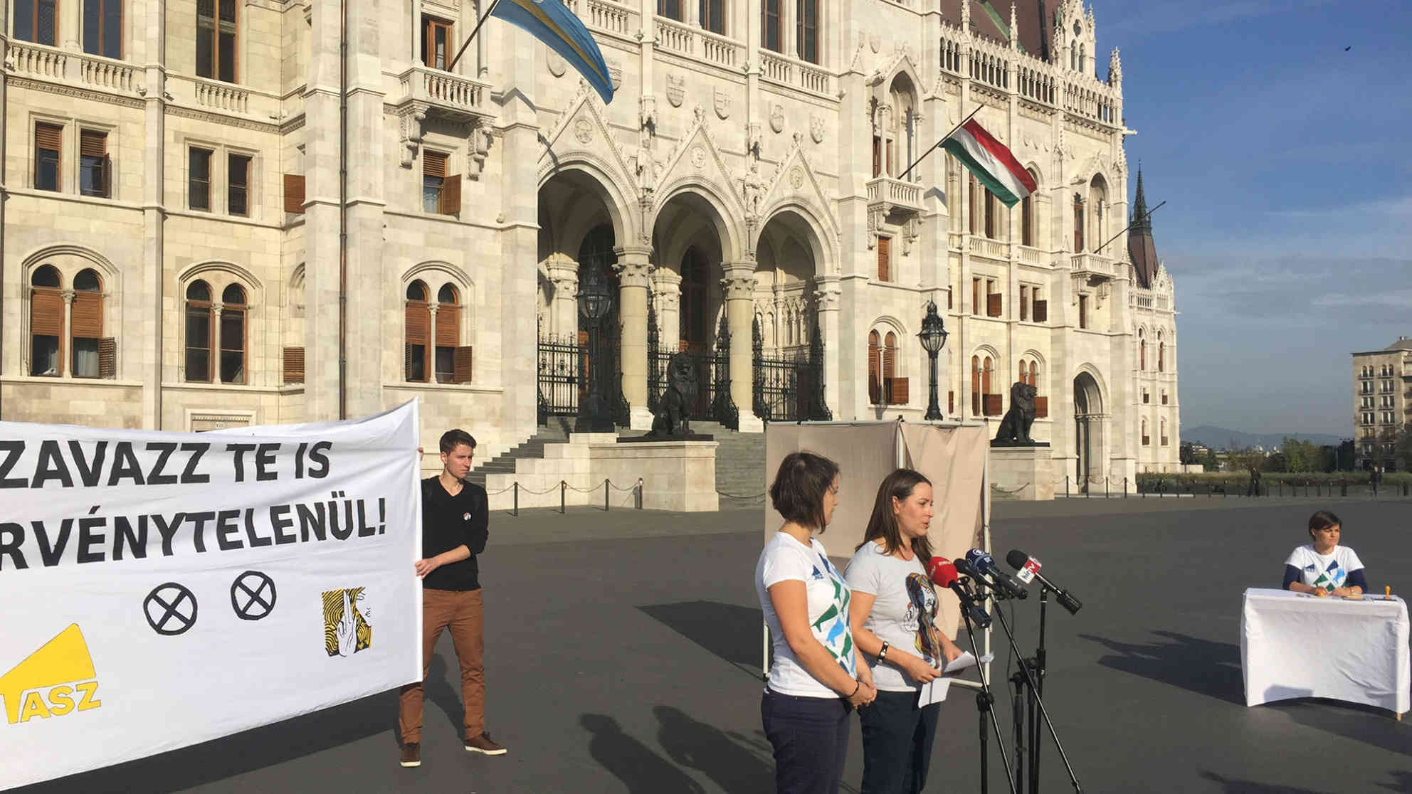 Donnerstag, 29.09.2016, 09:30 Uhr: Kundgebung der Helsinki-Gruppe und der Menschenrechts-Organisation TASZ vor dem Parlamentsgebäude in Budapest. Beide Gruppierungen rufen dazu auf, beim Flüchtlings-Referendum am Sonntag die Stimme ungültig zu machen, indem 'Ja' und 'Nein' angekreuzt wird. Foto: BR | Attila Poth