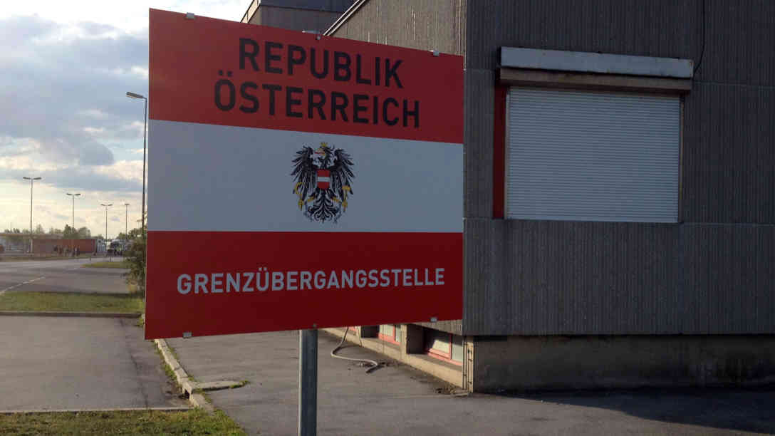 Vor einem Jahr war die Situation am Grenzübergang Nickelsdorf zwischen Ungarn und Österreich dramatisch - täglich erreichten Tausende Flüchtlinge Österreich. Foto: BR | Jutta Prediger