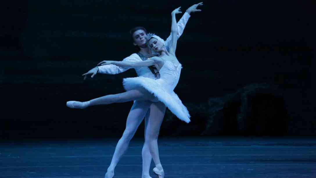 Prinz Siegfried verliebt sich in Prinzessin Odette. Foto: Stadt Wien Marketing GmbH | Damir Yuysupov