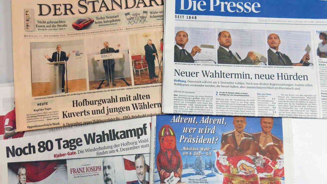 Österreichische Tageszeitungen am Tag nach der Wahlverschiebung. Foto: BR | Karin Straka