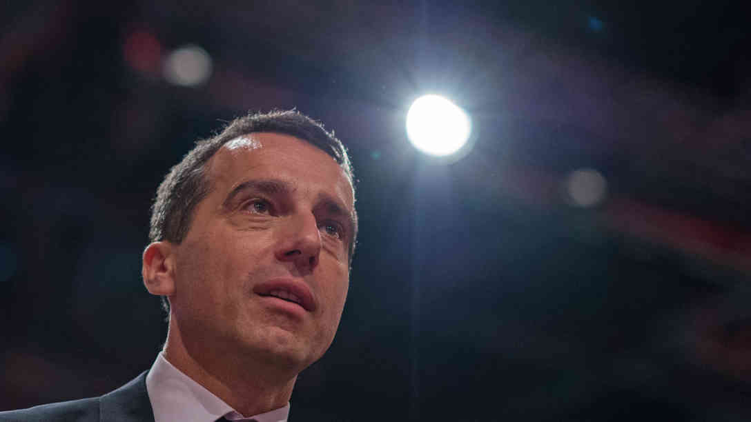 Bundeskanzler Kern blickt in einen trüben koalitionspolitischen Himmel. Foto: picture alliance/dpa