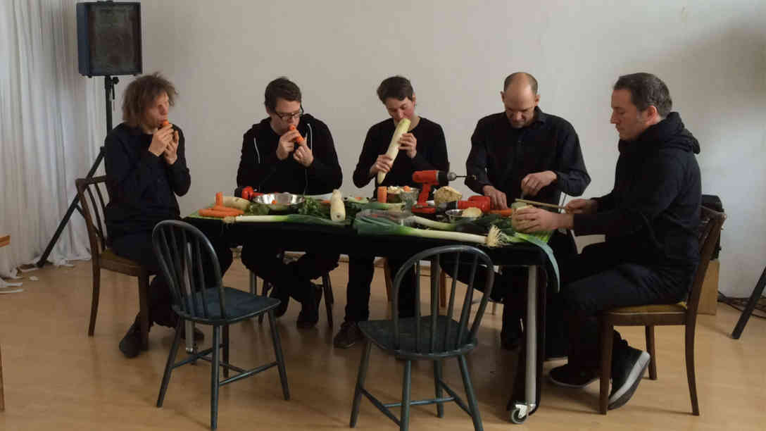Die Mitglieder des Gemüseorchesters bereiten ihre Instrumente vor. Foto: BR | Till Rüger