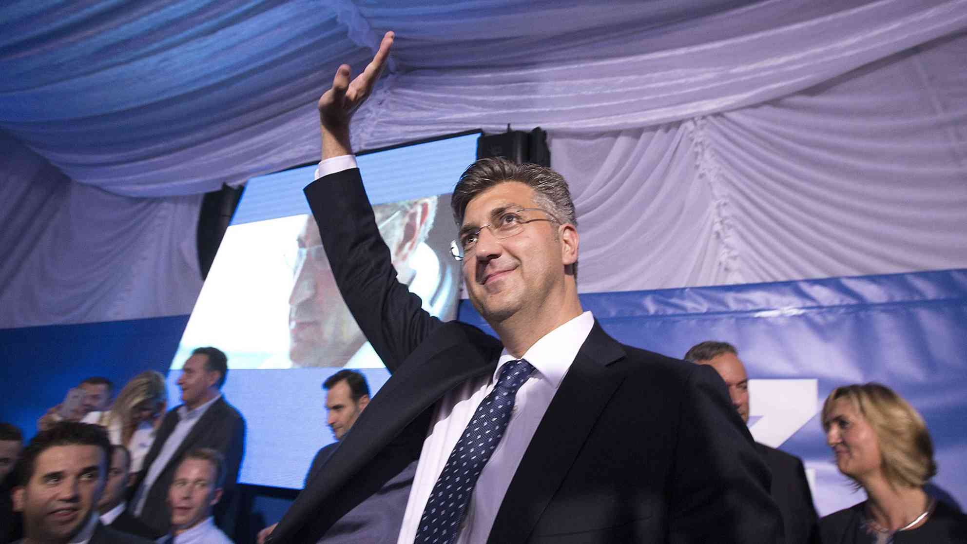 Der Wahlsieger Andrej Plenkovic (HDZ) steht nun vor der schwierigen Aufgabe, eine mehrheitsfähige und stabile Mehrparteien-Regierung auf die beine zu stellen. Darüber hinaus will er die bisher nationalistisch-konservative HDZ auf seinen neuen Mitte-Rechts-Kurs einschwören. Das macht eine große Koalition mit den Sozialdemokraten unwahrscheinlich. Foto: dpa | picture-alliance