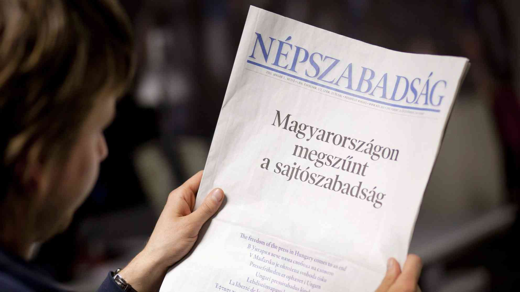 Schon 2011 hat die regierungskritische Tageszeitung Nepszabadsag auf seiner Titelseite in 23 Sprachen das Ende der Pressefreiheit in Ungarn angeprangert. Im Oktober 2016 wurde sie selbst zum Opfer Orbans rigider Medienpolitik, meinen Beobachter. Foto: picture-alliance | dpa