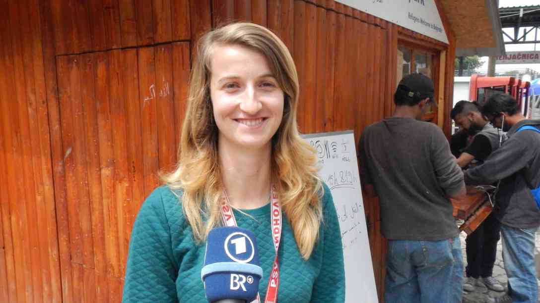 Die 22-jährige Belgrader Studentin Irena Vari ist schon seit 14 Monaten im freiwilligen Einsatz, um den Flüchtlingen zu helfen. Foto: BR | Dejan Stefanovic
