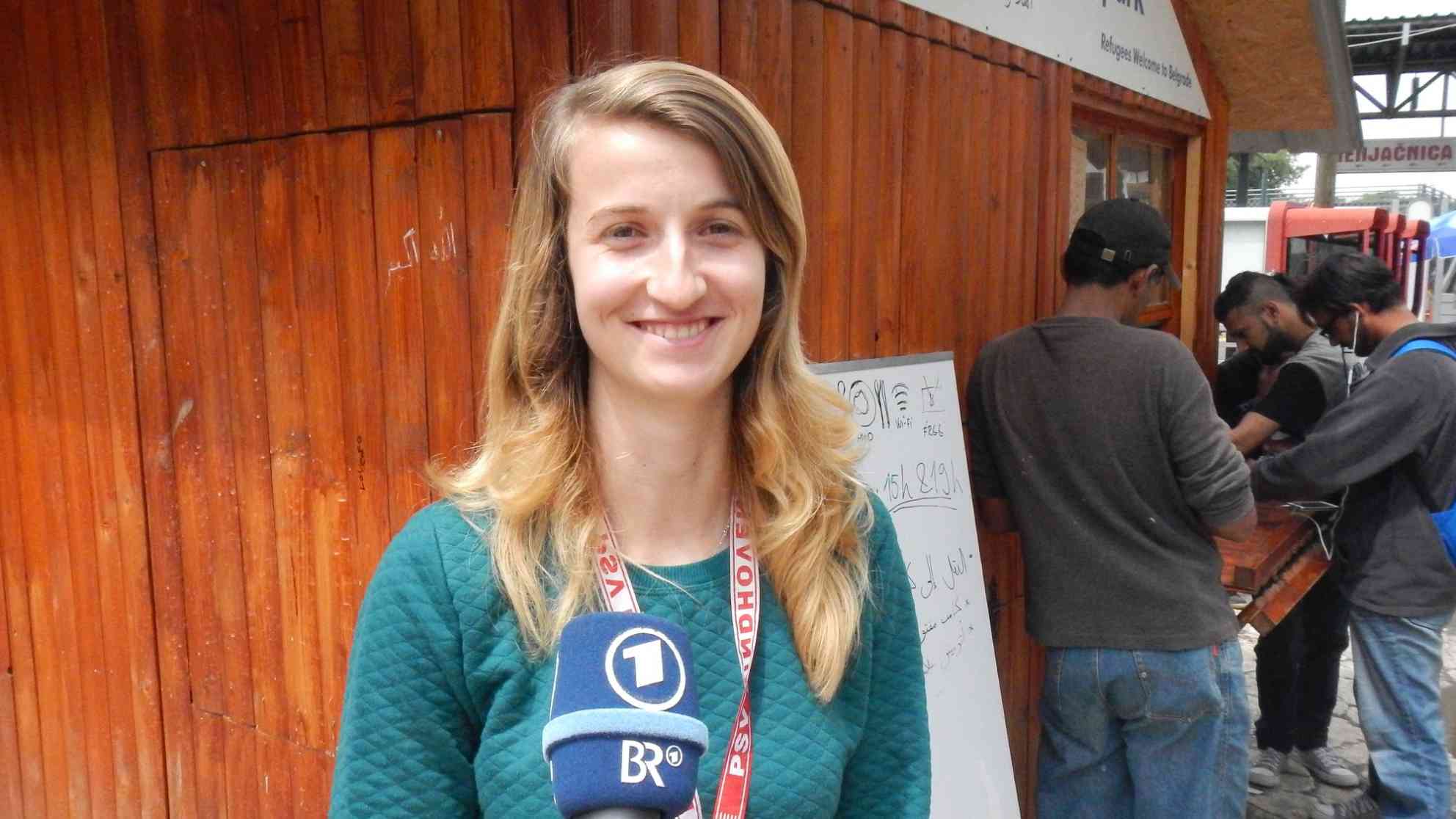 Die 22-jährige Belgrader Studentin Irena Vari ist schon seit 14 Monaten im freiwilligen Einsatz, um den Flüchtlingen zu helfen. Foto: BR | Dejan Stefanovic