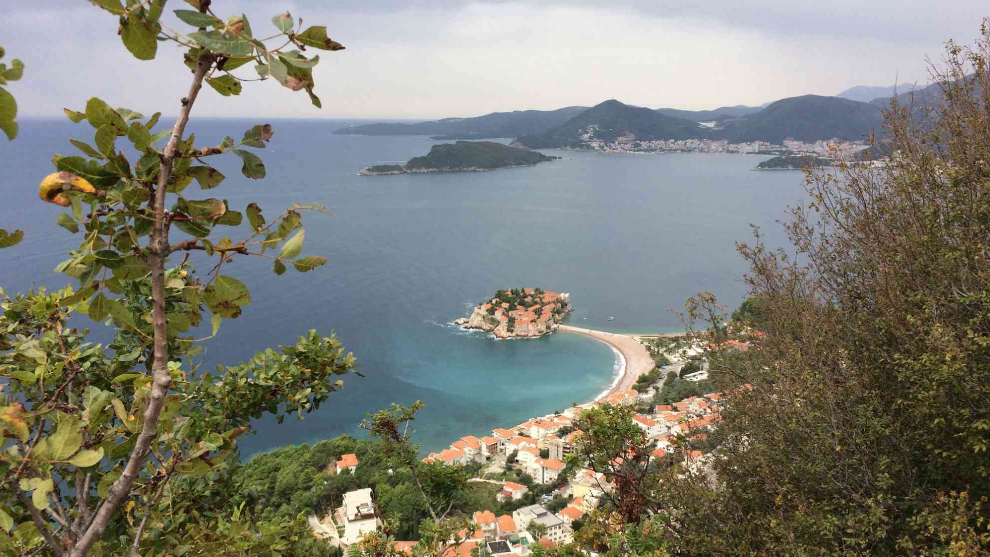 Die Perle der Adria 'Sveti Stefan'. Die Küste Montenegros ist bei russischen Touristen sowie bei russischen Investoren seit Jahren heiß begehrt. Foto: BR | Till Rüger