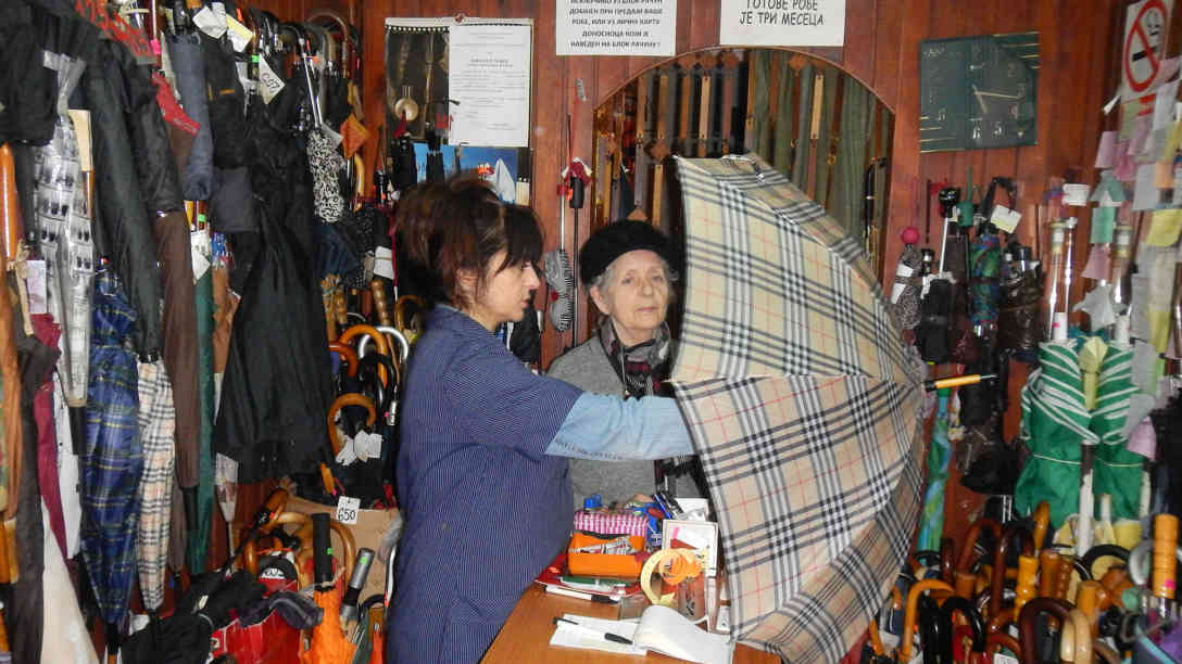 Oma Ljubinka und ihre Tochter Tatjana bei der Arbeit. Ljubinkas Kräfte lassen langsam nach, weshalb sie immer mehr eine beratende Rolle hat. Tatjana ist in den letzten Jahren die treibende Kraft. Ihre zwei Töchter sind auch am Handwerk interessiert und helfen oft gemeinsam mit der Oma aus. Foto: BR | Dejan Stefanovic