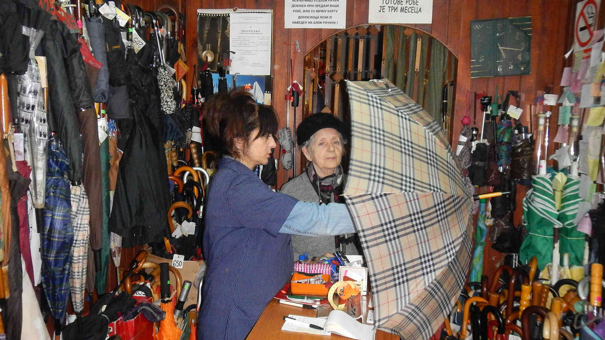 Oma Ljubinka und ihre Tochter Tatjana bei der Arbeit. Ljubinkas Kräfte lassen langsam nach, weshalb sie immer mehr eine beratende Rolle hat. Tatjana ist in den letzten Jahren die treibende Kraft. Ihre zwei Töchter sind auch am Handwerk interessiert und helfen oft gemeinsam mit der Oma aus. Foto: BR | Dejan Stefanovic