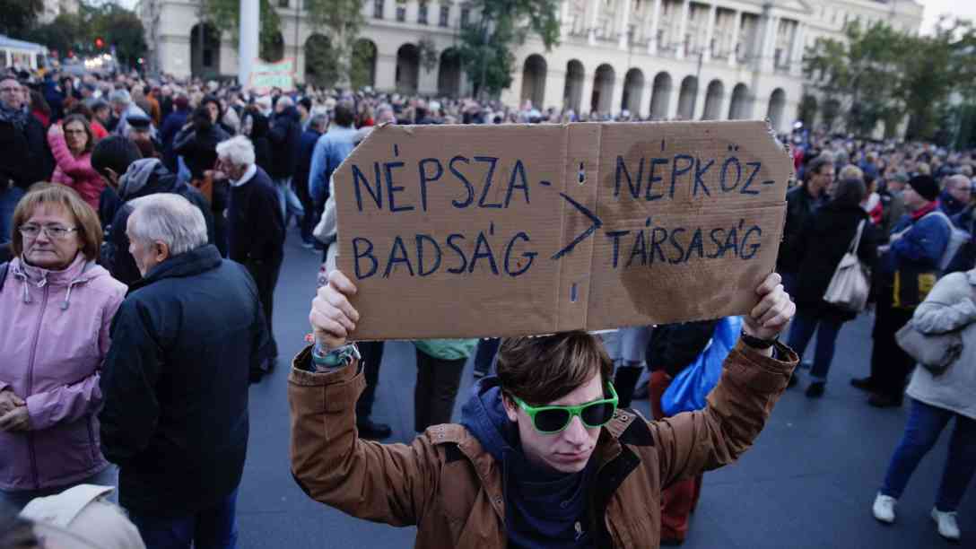 Vor dem ungarischen Parlamentsgebäude in Budapest haben im Oktober 2016 viele Ungarn ihre Solidarität mit der regierungskritischen Zeitung Nepszabadsag bekundet. Foto: picture-alliance | dpa