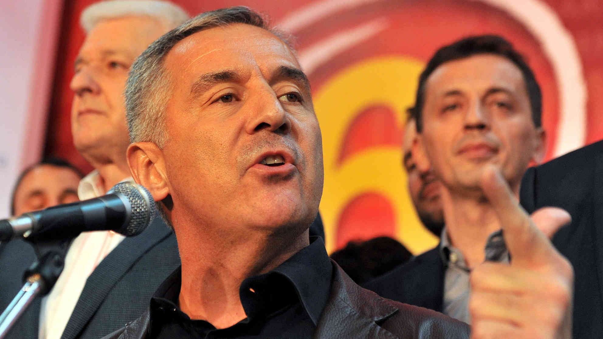 Der montenegrinische Premier Milo Djukanovic hat sich erneut den Wahlsieg gesichert. Hier bei einer Rede vor seinen Anhängern nach der Parlamentswahl. Foto: picture alliance | dpa