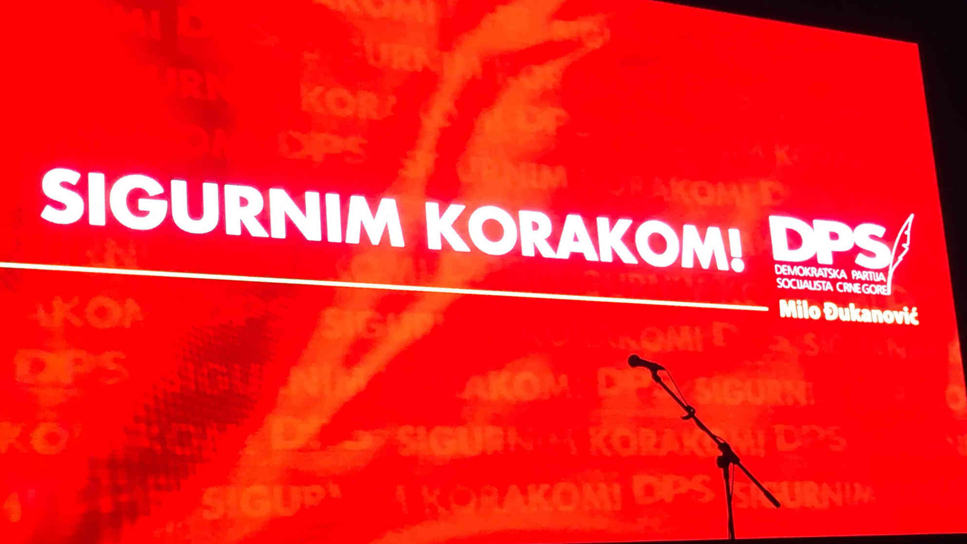 'Sicheren Schrittes' - der Wahlslogan von Djukanovics Regierungspartei DPS. Foto: BR | Ralf Borchard