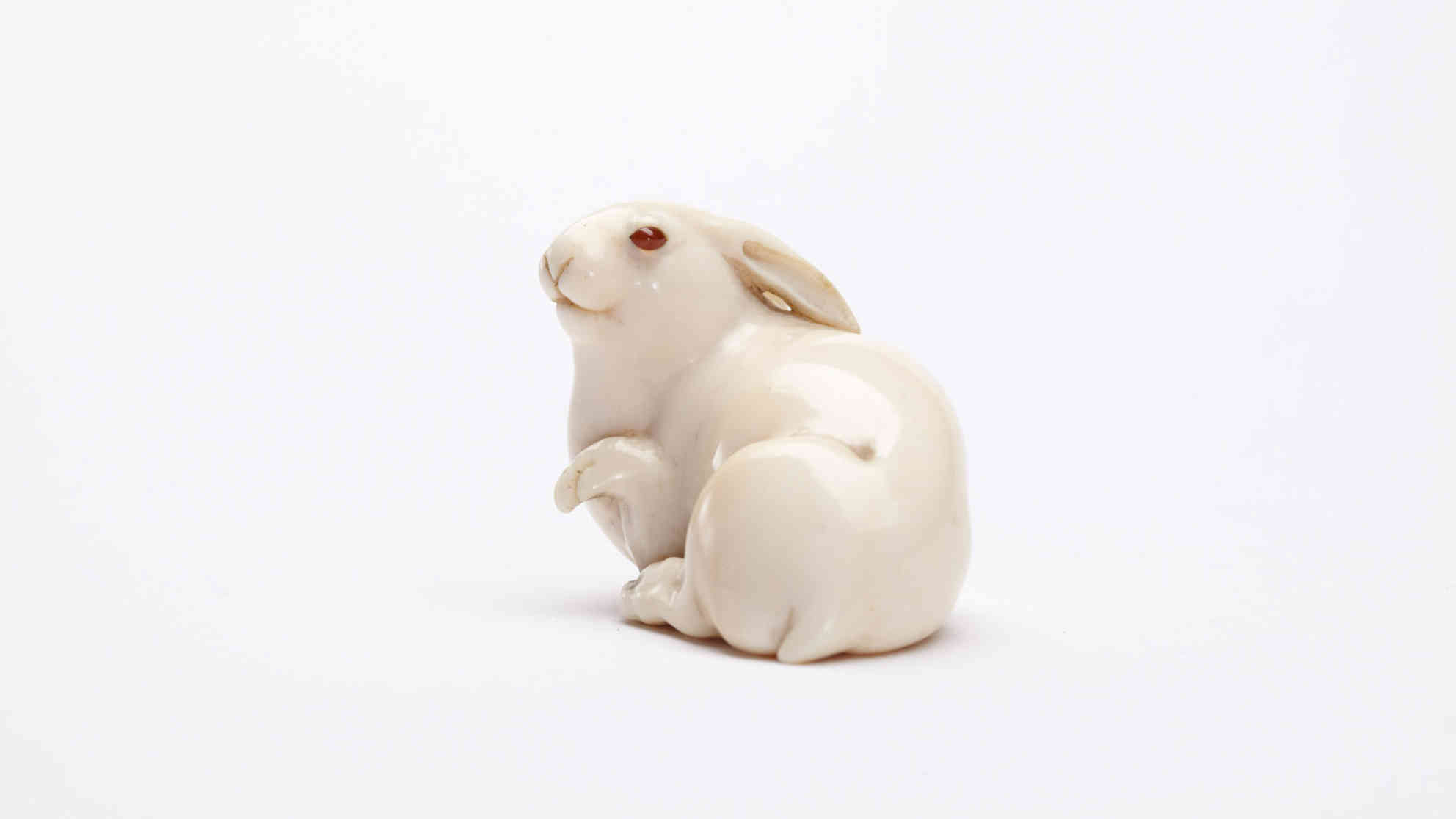 Hase mit den Bernsteinaugen Netsuke © Foto: Michael Harvey