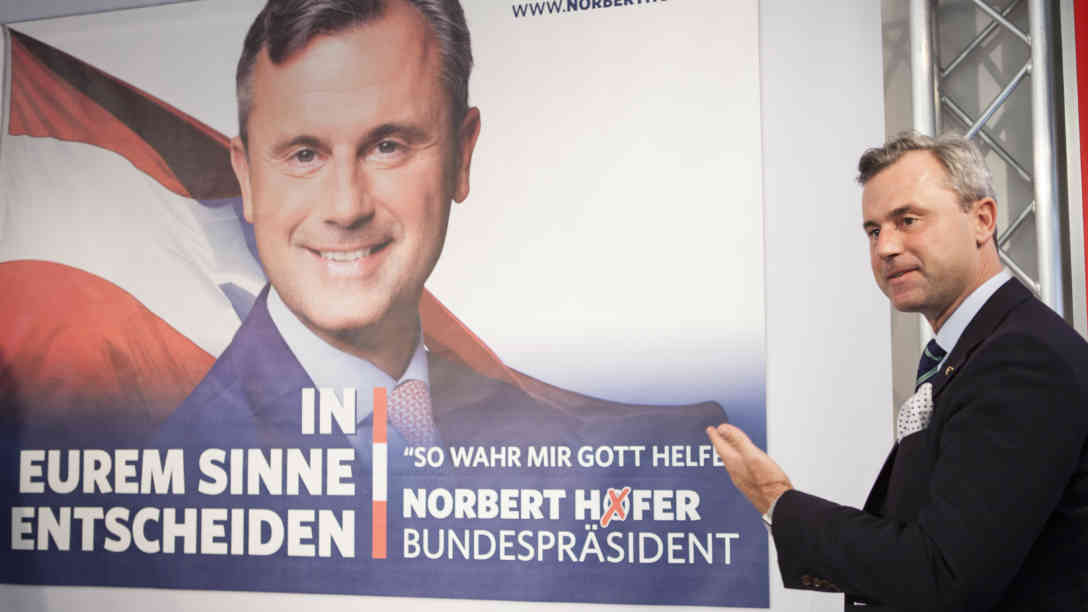 Norbert Hofer, der Kandidat der Freiheitliche Partei Österreichs (FPÖ), präsentiert seine neuen Wahlkampfplakate mit den Slogans 'In eurem Sinne entscheiden' und 'Für Österreich mit Herz und Seele'. Für Aufregung sorgte der Zusatz 'So wahr mir Gott helfe'. Foto: picture alliance | APA | picturedesk.com