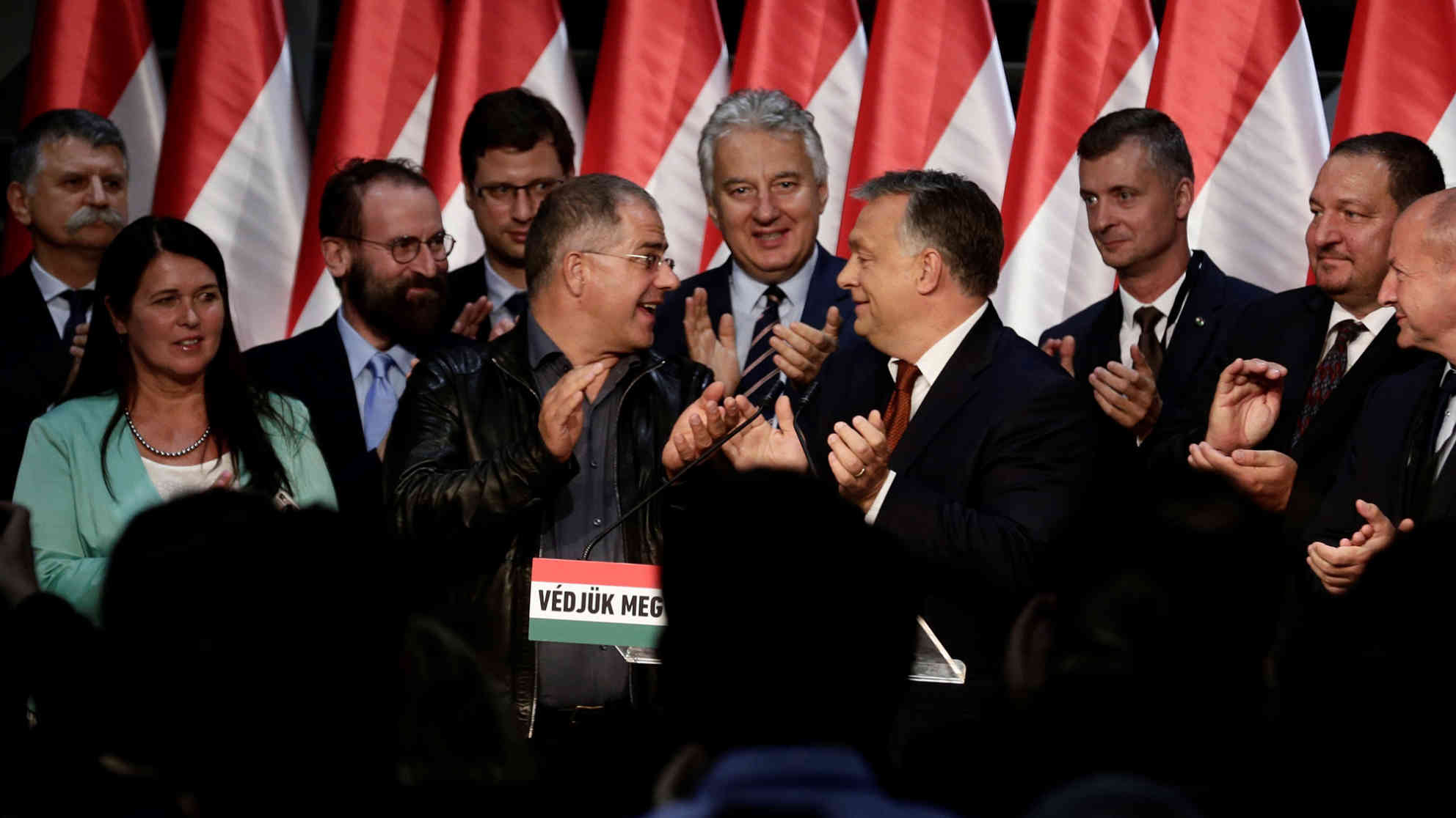 Der ungarische Premierminister Viktor Orban verkündet seinen Sieg beim Flüchtlingsreferendum. Foto: picture alliance/dpa
