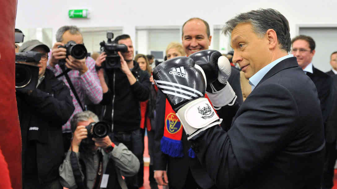 Der ungarische Premier Viktor Orban probiert neue Boxhandschuhe (04.12.2012) - 2016 boxt er gegen Brüssel. Foto: picture alliance | dpa